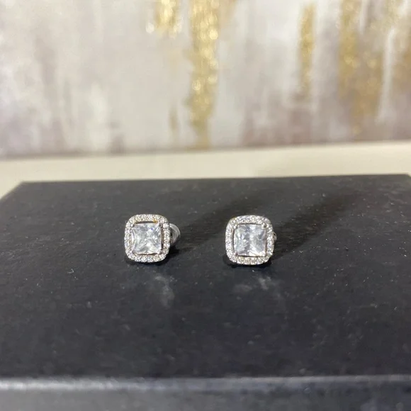 Elegant Silver and Crystal Earrings Set - Picture 4 of 4